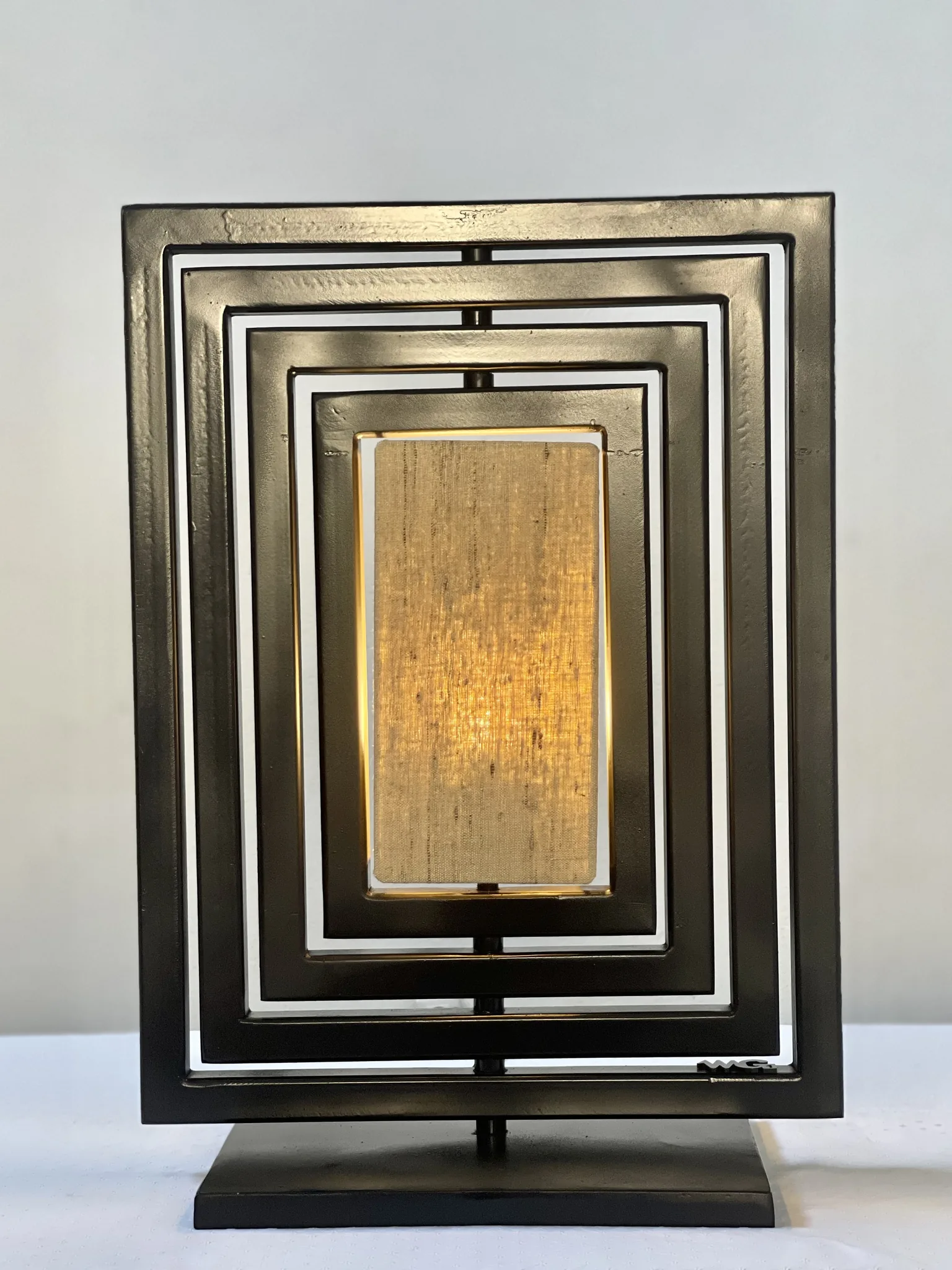 Asteroide, luminaire de Gianluca Magnelli, quatre cadres autour d’un abat-jour.