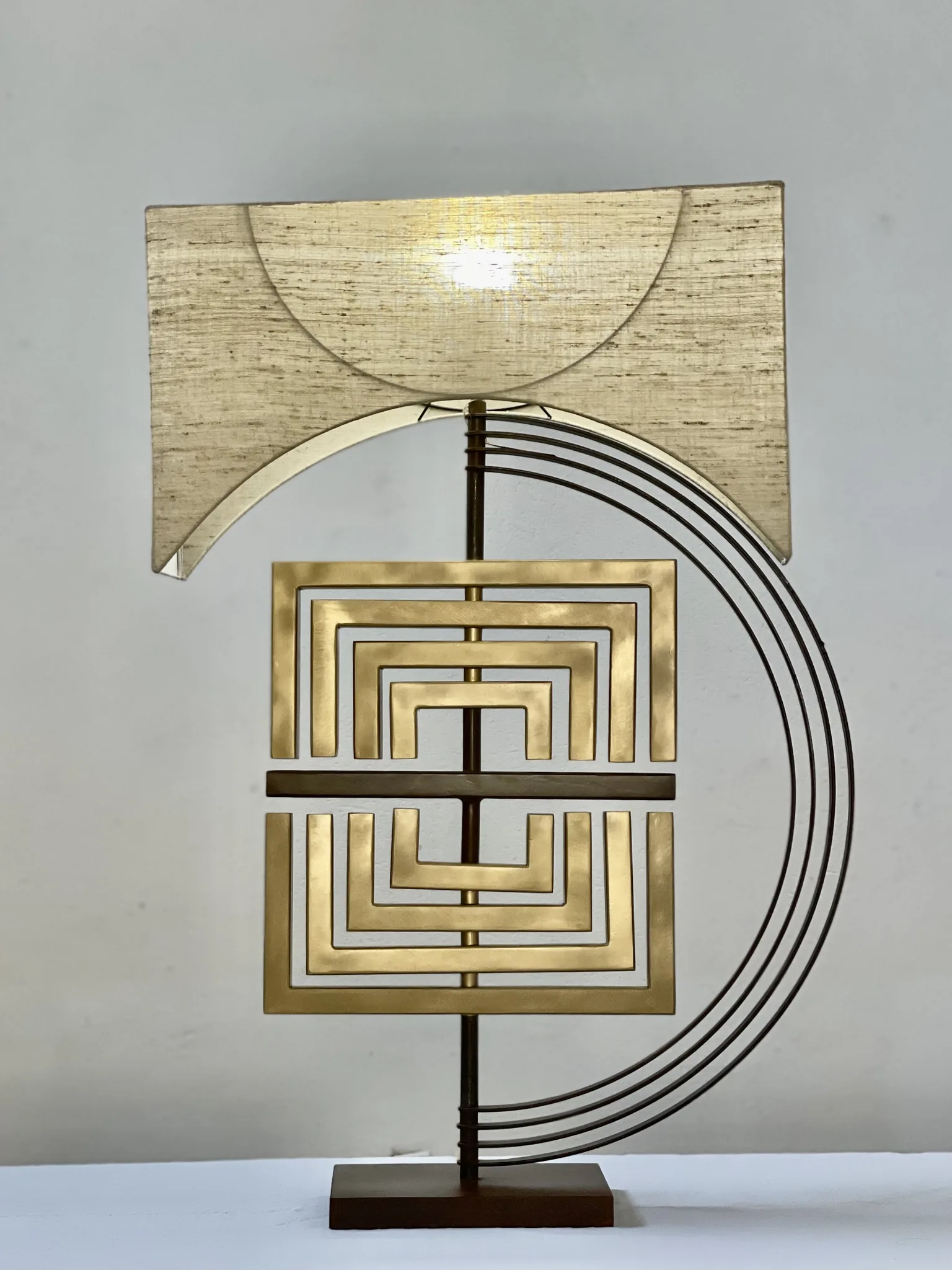 Encelado, luminaire de Gianluca Magnelli, carrés emboîtés, lumière par la découpe.