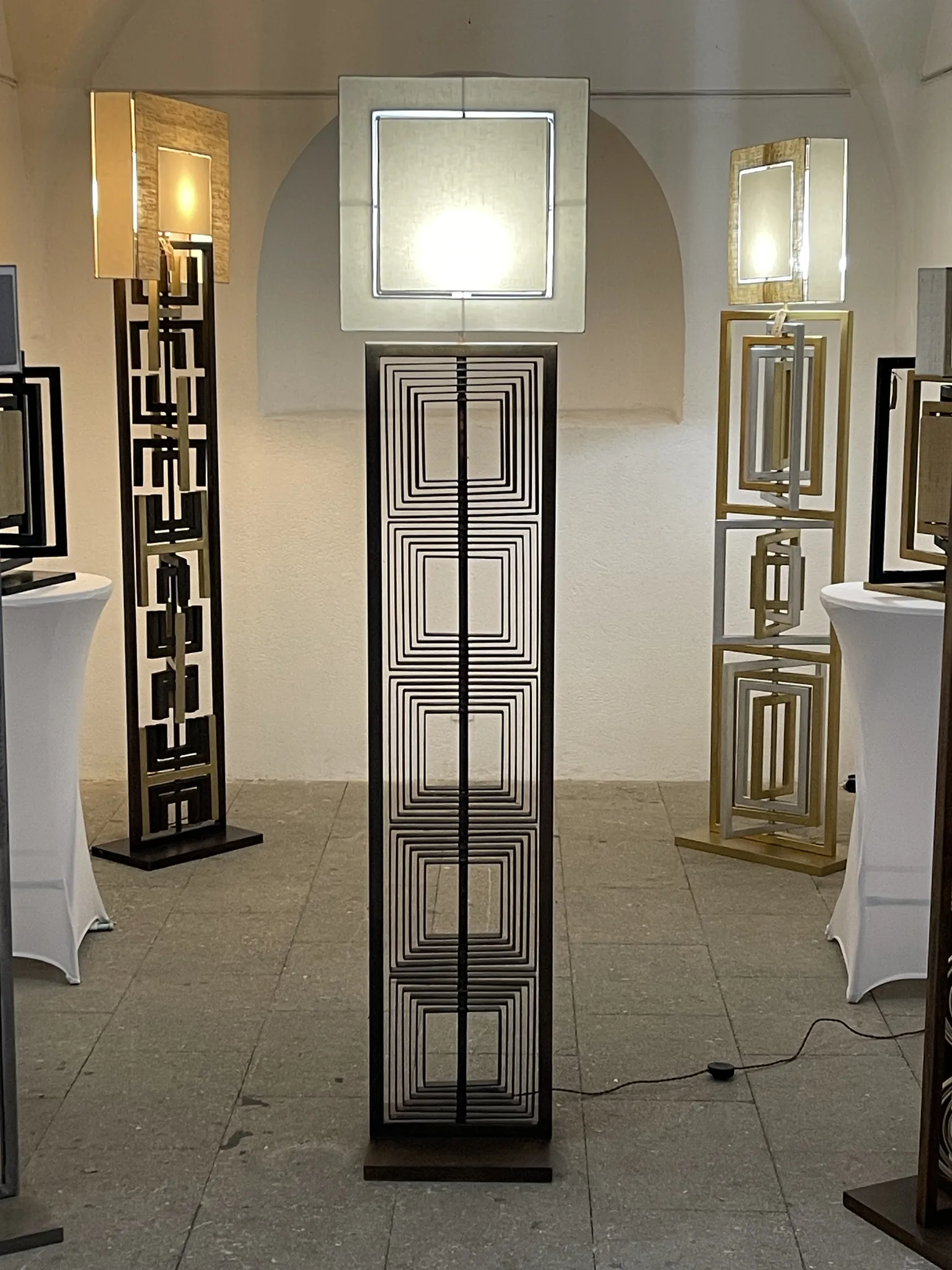 Omnia, luminaire en fer forgé de Gianluca Magnelli, étages et abat-jour carré.