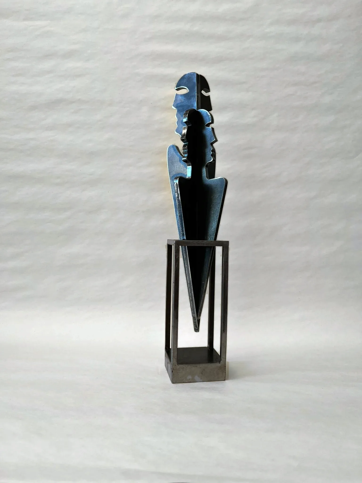 Punti di vista, sculpture de Gianluca Magnelli, deux visages dos à dos sur un totem.