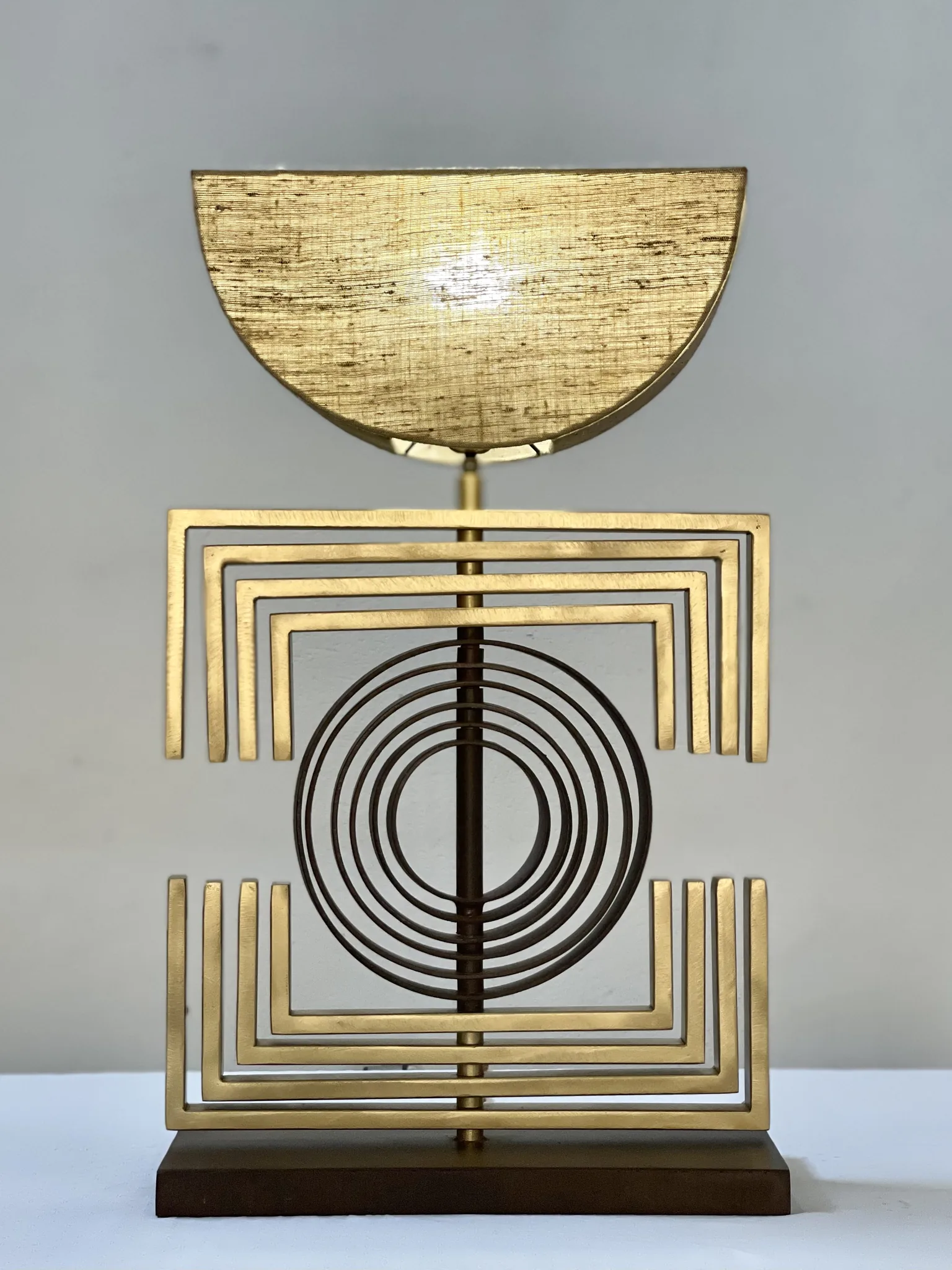 Saturno, luminaire de Gianluca Magnelli, cadres autour d’un cœur sombre.